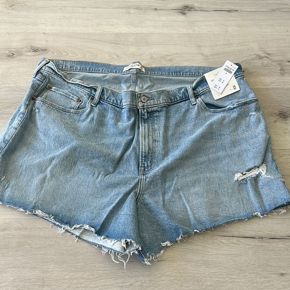 Abercrombie & Fitch Curve Love 4” Mom Short High Rise Light 36/22 NWT IN PKG